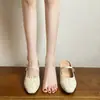 Mules retrô fechadas super populares para mulheres, novo modelo de verão 2026, solado macio e leve, estilo Chanel, chinelos de salto plataforma com fivela de uma tira