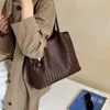 Bolsa elegante com padrão trançado para mulheres, nova moda 2026 bolsa de ombro para o dia a dia, bolsa tote tipo balde vintage de outono e inverno
