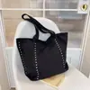 Bolso Tote Casual Retro Texturizado de Gamuza Elegante Gran Capacidad 2026 Nueva Moda Individual Remache Terciopelo de Ciervo para Mujer