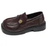 Mocasines de suela gruesa para mujer, modelo nuevo 2026, zapatos negros de cuero suave con camelia y monedas de oro pequeñas, zapatos de vestir retro estilo británico