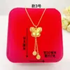Una opción de regalo elegante y versátil: un collar de borla de mariposa con cobre chapado en oro, que ofrece un ajuste lujoso y cómodo que cae maravillosamente alrededor del cuello. Disponible en stock y listo para envío inmediato
