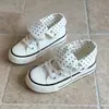 Zapatos de lona de lunares estilo coreano para mujer, 2026 primavera y otoño más vendidos, zapatos blancos de doble uso con cuello volteado de lunares, zapatillas casuales de dopamina