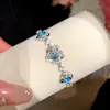 ¡Flor de mariposa azul hielo! Pulsera de flor y mariposa con incrustaciones de diamantes de circón azul sal marina, pulsera dulce y elegante, joyería de alta gama para mujer