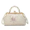 Elegante bolso de mano para mujer, perfecto con un cheongsam para eventos nocturnos, con bordado de perlas, diseño de bolso tote pequeño y una elegante opción cruzada