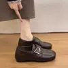 Sapatos femininos de salto baixo 2026, mocassins de couro, cano médio, estilo retrô, design novo, com fivela, bico quadrado, coleção de outono, estilo britânico