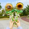 Crianças do Jardim de Infância Tirando Fotos para Comemorar o Início do Ano Letivo com Balões de Girassol como Decoração do Dia do Professor para Seus Professores