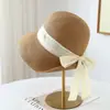 Chapéu de palha feminino de verão novo, cor sólida, versátil, com laço plissado atrás, chapéu de pescador com proteção solar e sombra