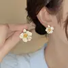 Aretes de Flor Blanca Texturizada de Cinco Pétalos para Mujer, Aretes de Diseño Único Adecuados para el Verano, Nuevo Estilo para 2026