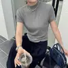Usable por delante y por detrásNueva camiseta de manga corta para mujer de principios de otoño con abertura en la espalda, corte ajustado, versátil, top moderno