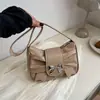 2025 Primavera/Verão Nova Moda Personalidade Bolsa de Ombro Único de Temporada para Mulheres Trendy Nicho Casual Commuter Axilar Pequena Bolsa Quadrada