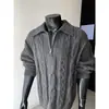 Nova coleção de outono: suéter de tricô masculino estiloso, de caimento solto, macio e confortável, com gola com zíper parcial e intrincado design de trança