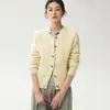Colección Otoño/Invierno 2026 de Bai Cai Rong: Suéter cárdigan de punto trenzado con cuello redondo, engrosado y cálido, prendas de punto de Outerwear estilo europeo y americano