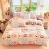 Nuevo juego de ropa de cama de cuatro piezas de terciopelo de leche con estampado de dibujos animados, que incluye una funda de edredón y una sábana bajera, con vellón añadido para mayor calidez, perfecto para usar en invierno en dormitorios