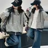 Abrigo de Otoño para Niñas 2026 Nuevo Modelo Camiseta Rayada Infantil Cárdigan con Capucha Holgado de Moda para Niños Mayores Ropa de Abrigo Tendencia