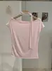 Camiseta Kekezoon Manga Curta Lisa Slim Fit de Liocel com Gola Assimétrica e Ombros de Fora com Fita Top Atacado 8223