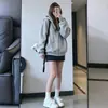 Cárdigan pesado estilo americano para otoño/invierno color gris lechoso con cremallera, prenda exterior retro para mujer, forrado de felpa y engrosado, corte holgado para primavera y otoño