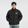 Chaqueta de algodón para hombre con cuello mao, corte holgado, nuevo estilo invierno 2026, simple y versátil, con un toque de alta gama, sin capucha, proporcionando calidez