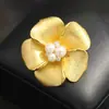 Elegante y Lujoso Broche de Pétalos Dorados Tridimensional, Elegante Broche Floral de Perla de Agua Dulce Natural, Broche, Accesorio para Abrigo