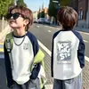 Camiseta de algodão puro com blocos de cor e manga longa para meninos, top casual novo e estiloso para primavera para crianças mais velhas, versátil e legal