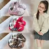 Tênis de Treino Alemão Estampado de Leopardo para Meninas Modelo Novo Outono 2026 Sapatos Casuais de Couro para Bebê Sapatos Individuais Sapatos para Caminhada Infantil Estilo Coreano