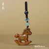 Pingente de Cavalo de Balanço de Madeira Artesanal com Moeda de Cobre e Design de Cavalo do Zodíaco, Escultura em Madeira, Enfeite Decorativo para Pendurar em Bolsas