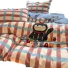 Juego de ropa de cama de cuatro piezas, de algodón, cepillado, con temática de dibujos animados, que incluye una funda de edredón gruesa bordada con toalla, una sábana bajera y un juego de tres piezas de sábanas, adecuado para dormitorios de estudiantes