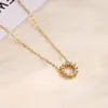 Colar Cruzado de Aço Titânio Girassol Zircônia para Mulheres, Luxo Leve, Não Desbota, Cor Dourada 18K, Corrente de Clavícula Personalizada Tendência