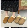 Chinelos slip-on estilo Birkenstock de sola grossa com forro de pelúcia, calçados femininos para uso externo, novo estilo de inverno 2026, chinelos de algodão slip-on com bico fechado