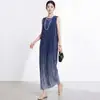 Venta directa de fábrica: Vestido adelgazante estilo Miyake de alta calidad para mujer, con un moderno diseño degradado, corte holgado, talla grande y un estilo sin espalda que disimula y estiliza la figura