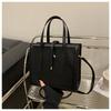 Bolsa de Mão Feminina Design de Nicho Clássico Novo Verão 2025 Material Pu Bolsa de Ombro Moderna Estilosa Simples
