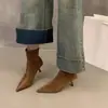 Botas delgadas de tacón alto con punta de gamuza marrón para mujer, zapatos de mujer, nuevo estilo otoño e invierno 2025, botines franceses forrados de felpa