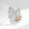 Broche de Mariposa de Alta Gama con Piedras Preciosas de Colores y Medio Ala Extendida, Diseño Versátil y Elegante para Trajes de Mujer