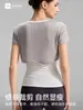 Camiseta de Yoga Falsa de Duas Peças para Verão 2026 para Mulheres, Estilo Fino com Decote em V Colorido Contrastante, Top de Yoga, Roupa Externa Justa, Manga Curta para Fitness