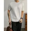 Camiseta de punto de manga corta para hombre con rayas acanaladas retorcidas, estilo old money, business casual, seda de hielo, verano, venta al por mayor de fábrica transfronteriza