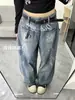 Calça Jeans Bordada com Letra Rosa com Lavagem Vintage para Mulheres, Calça Reta Scimitar Cleanfit Primavera/Verão