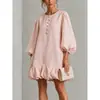 Vestido de línea A holgado, estilo suave de principios de otoño europeo y americano 2026, con manga de farol y botón floral tridimensional