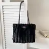 Bolsa Tote de Pelúcia Nova Outono/Inverno 2026 Feminina Fofa Pingente de Urso Bolsa de Ombro Único Sob o Braço Chapéu Conjunto de Duas Peças Moderno