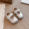 Sapatos de Couro para Meninas 2026 Outono Novo Estilo Infantil Baixo Sola Macia Lolita Sapatos Individuais Sapatinhos de Bebê Menina Pérola Sapatos de Princesa