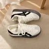 Zapatillas de entrenamiento retro alemanas en blanco y negro para mujer, zapatillas de suela plana con bloques de color, zapatos blancos casuales y versátiles, directo del fabricante