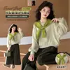 Conjunto de Outono para Meninas 2026 Novo Estilo Crianças Médias e Grandes Estilo Coreano Blusa com Capuz e Xale Calças de Pernas Largas Casual Conjunto de Duas Peças Menina Estiloso