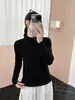 Camiseta francesa estilo outono e inverno com gola alta franzida, modelagem justa, manga longa, projetada para ser uma camada base estilosa para mulheres