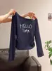 Nova Coleção Outono/Inverno Design de Estampa de Letras Americanas Moda Simples Versátil Ombro a Ombro Slim-Fit Top Elegante para Mulheres