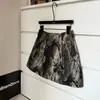 Falda midi de jacquard floral con cintura alta, silueta estilizada + camiseta negra de manga corta/media tejida estampada