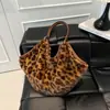 Bolsa de Peluche Transfronteriza para Mujer 2025 Nueva Moda Bolso de Peluche Versátil Bolso de Peluche de Moda Bolso Tote Ligero Casual