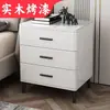 Mesita de noche de madera maciza de lujo ligero pintada en spray tres cajones encimera de roca simple moderna elevada para dormitorio armario de almacenamiento de alta calidad para el hogar