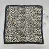 Pañuelo cuadrado estampado de leopardo bufanda coreana femenina de seda versátil pañuelo para el pelo bufanda retro flor de anacardo pañuelo cuadrado pequeño venta al por mayor