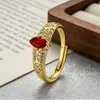 Anel Dourado com Zircônia Vermelho Sangue de Pombo, Finamente Trabalhado com Design de Nicho Vintage Francês de Luxo Leve, Anel Feminino