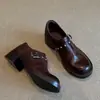 Primer Encuentro Temporada Moda Remache Estilo Británico Zapatos Pequeños de Cuero 2026 Otoño/Invierno Nuevos Versátiles Marrón Talla Pequeña Zapatos de Tacón Grueso para Mujer