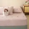 Floreciendo en el camino Otoño e Invierno Tallado Mate Total Terciopelo de Leche Falda de Cama Juego de Tres Piezas Bordado Exquisito Colcha de Franela Elevada