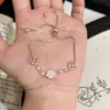 Pulsera de Trébol de Cuatro Hojas con Tres Flores Completamente Incrustadas, Popular en TikTok, Lujo Ligero, Sensación de Alta Gama, Pulsera Ajustable para Mujer